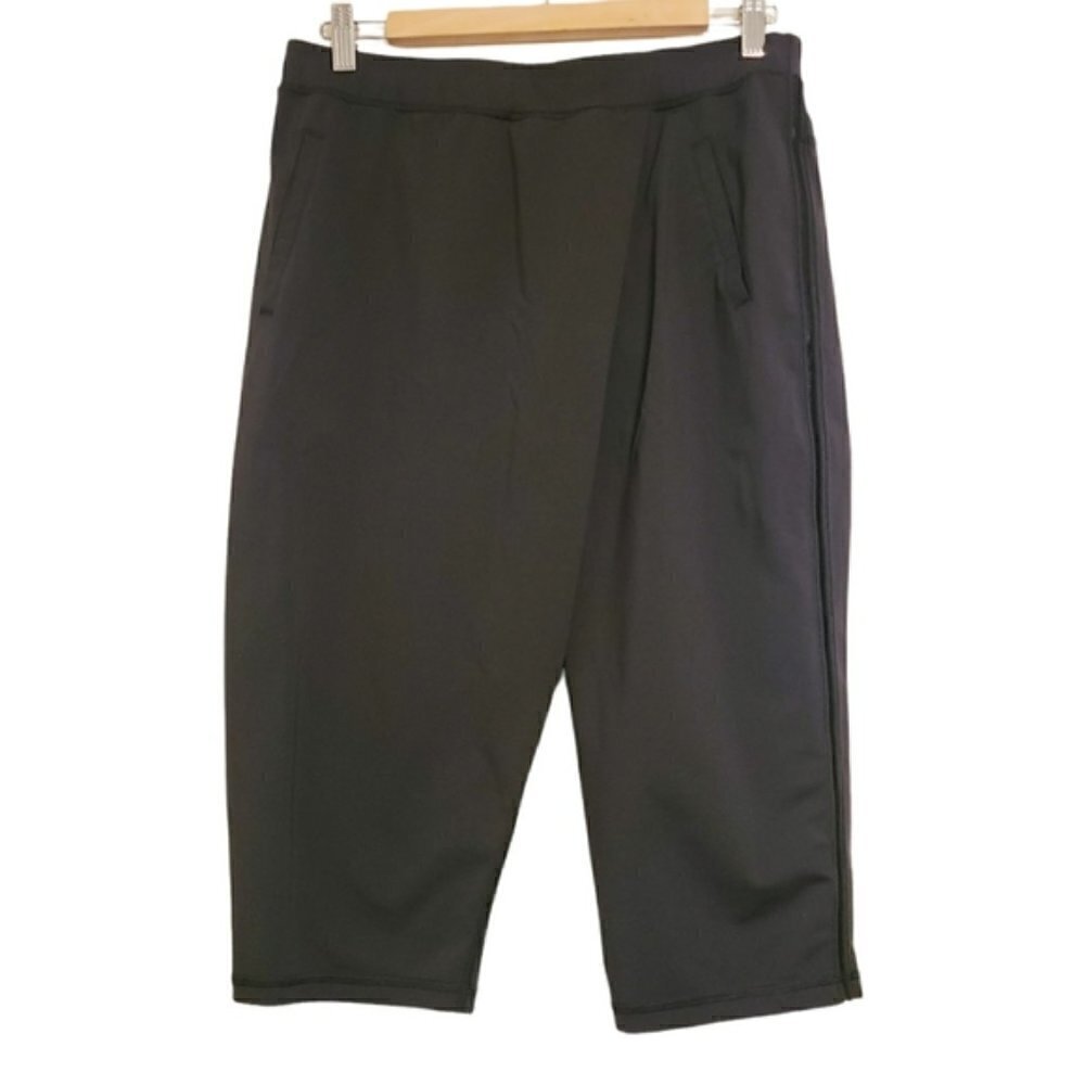 Lululemon | Women's Black Cross Front Athleisure Capri Pants (Size 8)